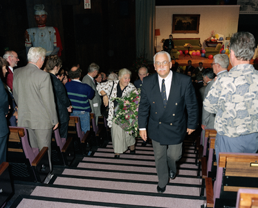 822295 Afbeelding van burgemeester mevr. drs. M.W.M. Vos-van Gortel (met bloemen) na afloop van het afscheidsfeest als ...